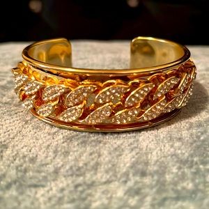 This is my gold BLINGOUT Cuff bracelet this handmade by MsYeahs Bling 🩷🩷🩷🩷🩷